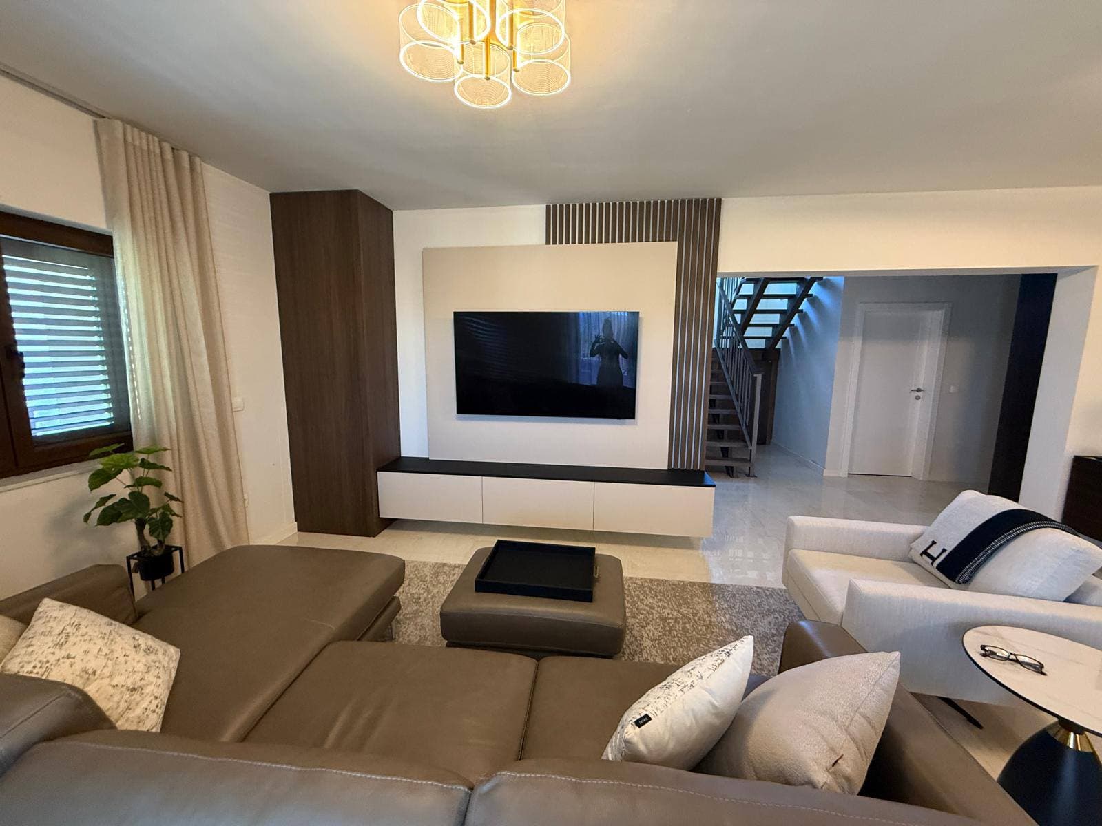 Moderan namještaj u toplom interijeru